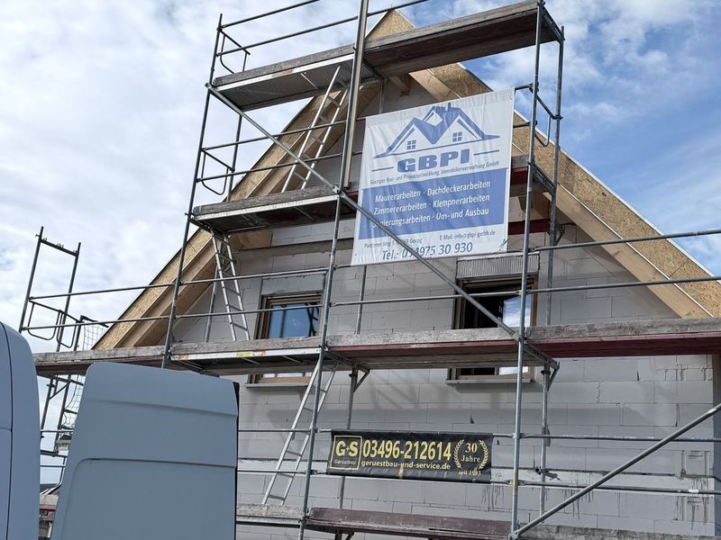Rohbau des Einfamilienhauses in Görzig mit Gerüst und GBPI-Banner am Giebel